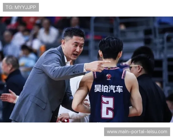 杜锋场边怒斥防守松懈，广东次节失误频发